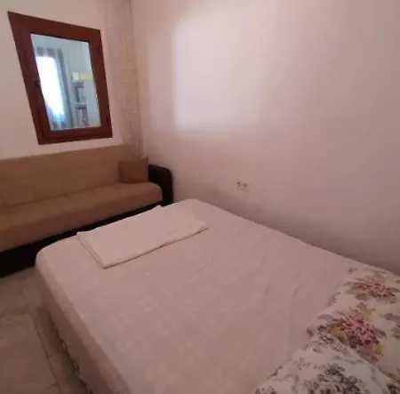 Datca'Da Bueyuek Genis Bahceli Cazip Ev Datça